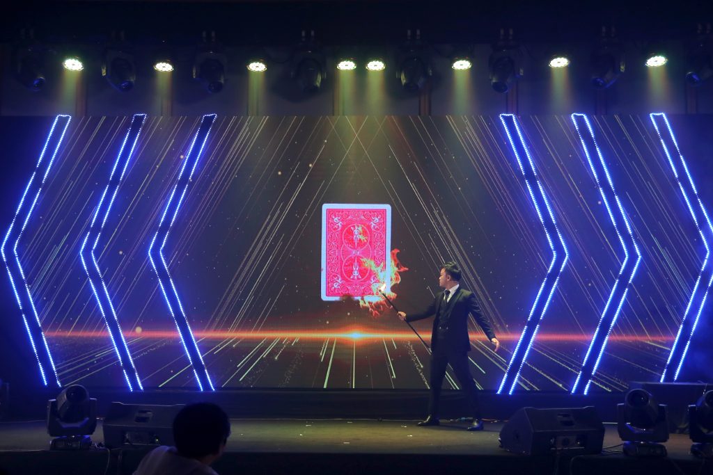 Ảo thuật tương tác LED cho sự kiện cuối năm của công t Marsh MC Lennan