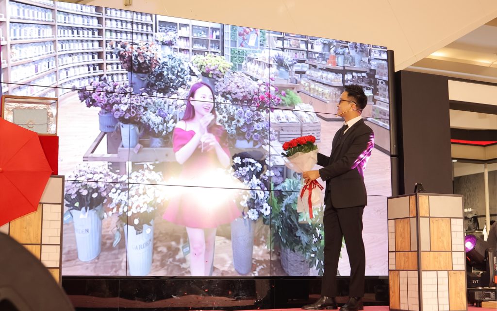 Ảo thuật gia Nhã KT kể câu chuyện của Aeon Mall trong sự kiện kỷ niệm sinh nhật 9 tuổi