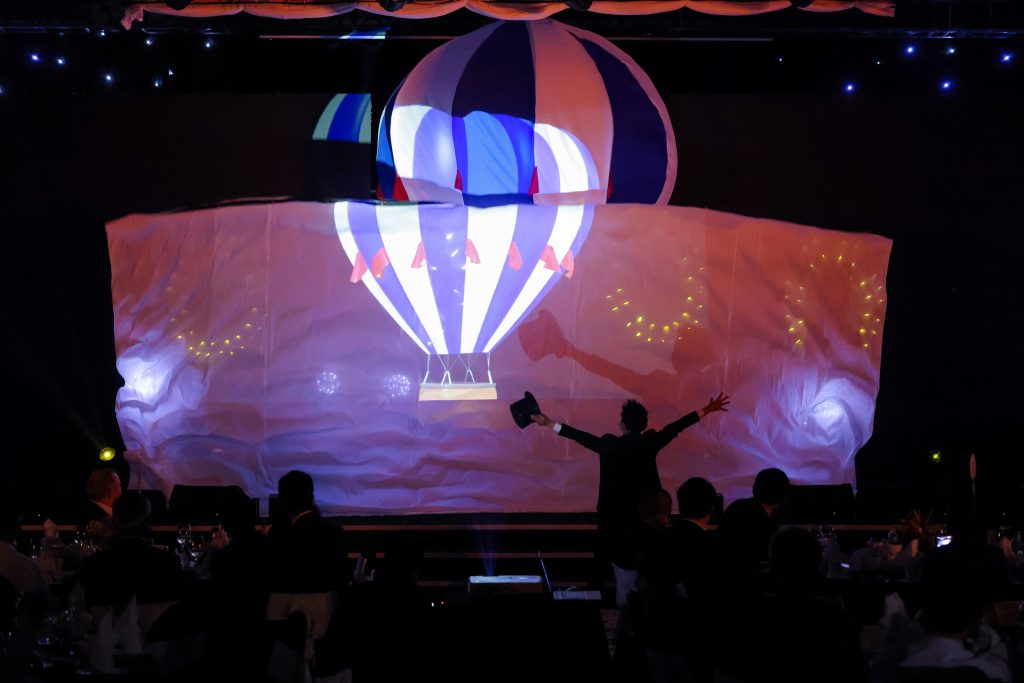 WOWMAGIC biến ra chiếc khinh khí cầu khổng lồ trên sân khấu