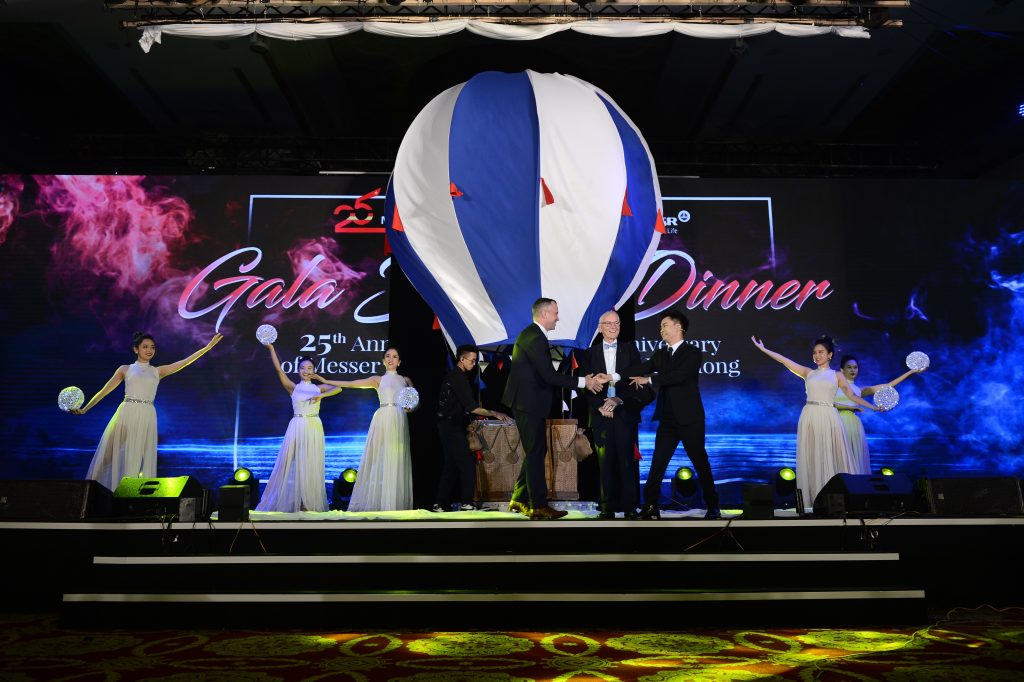 ATG Nhã KT làm màn ảo thuật xuất hiện VIP công ty Messer từ khinh khí cầu khổng lồ