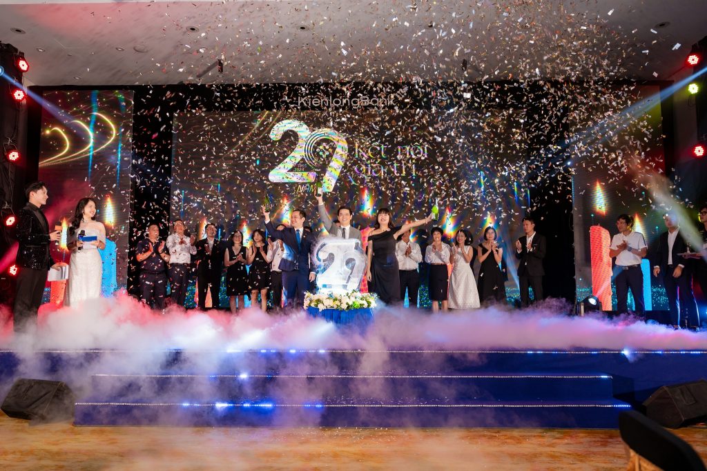 Confetti bùng nổ reveal logo 29 năm của Kiên Long Bank