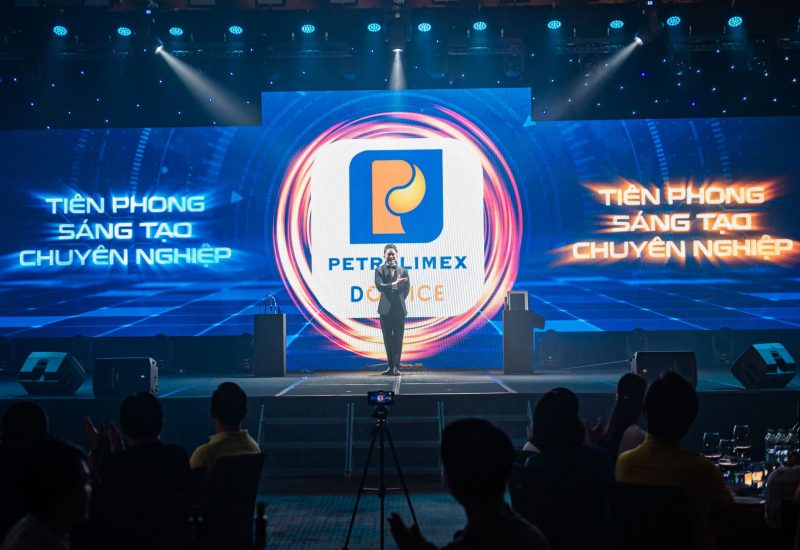 Ảo thuật gia Nhã KT biểu diễn Keymoment cho sự kiện của Tập đoàn Petrolimex