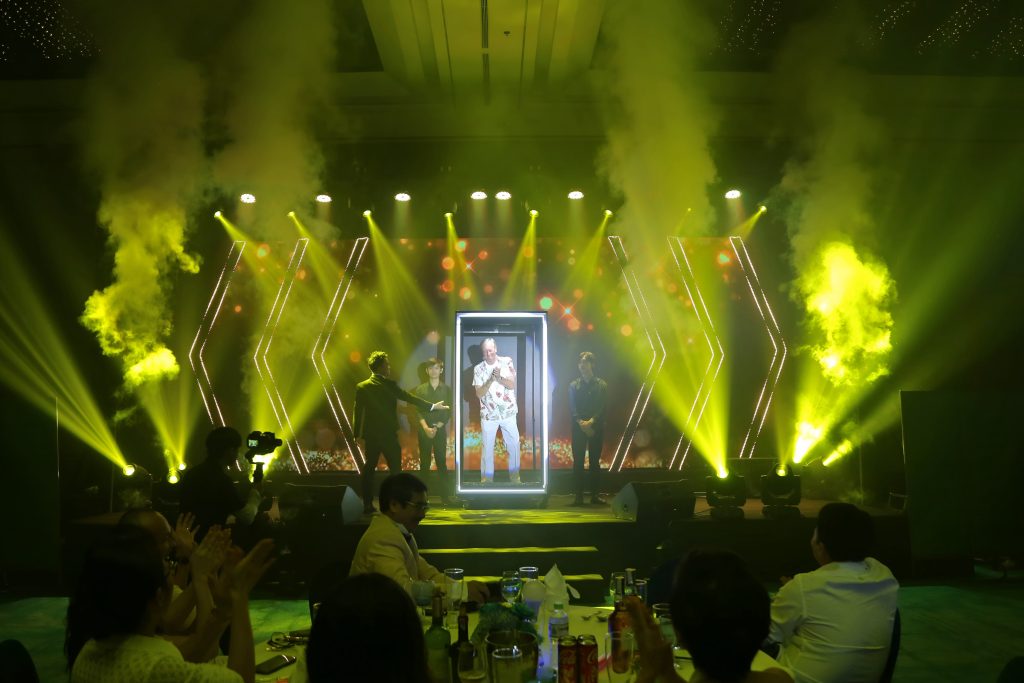 ATG Nhã KT làm màn ảo thuật xuất hiện VIP công ty Marsh