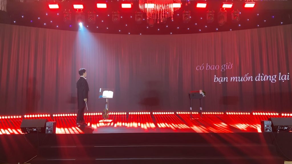 Ảo thuật gia Nhã KT hóa thân thành nhạc trưởng trong tiết mục ảo thuật tương tác LED