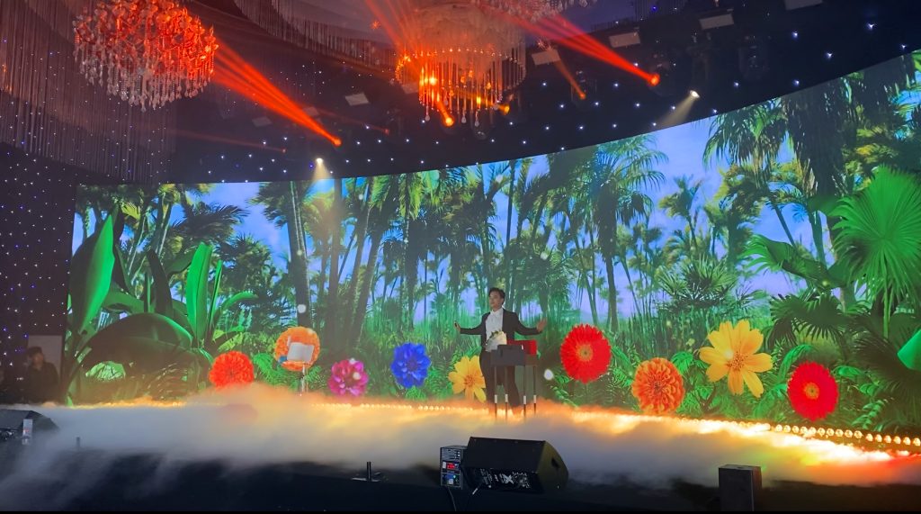 Ảo thuật gia Nhã KT hòa mình vào không gian ảo của màn hình LED công nghệ cao trong sự kiện của Bất động sản Diamond Hill Thái Nguyên