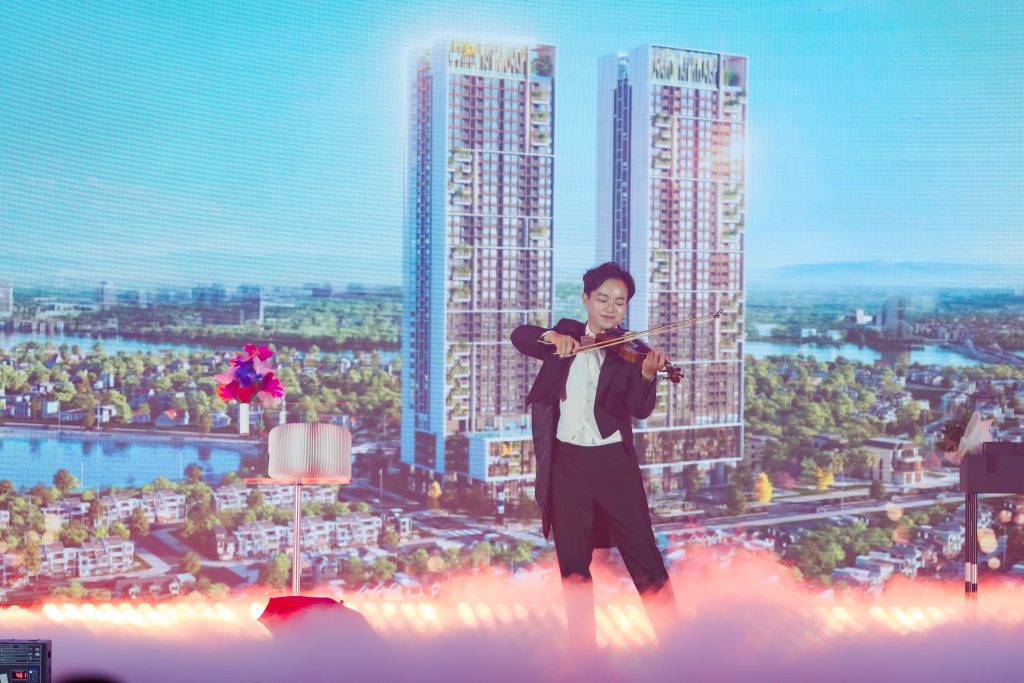 ATG Nhã KT trong vai nhạc trưởng, biểu diễn tấu lên khúc violin trong tiết mục Key moment