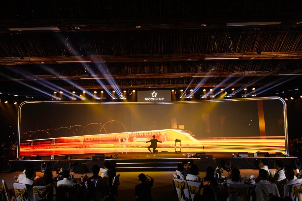 Ảo thuật gia Nhã KT biểu diễn ảo thuật tương tác LED cho sự kiện của MICC GROUP
