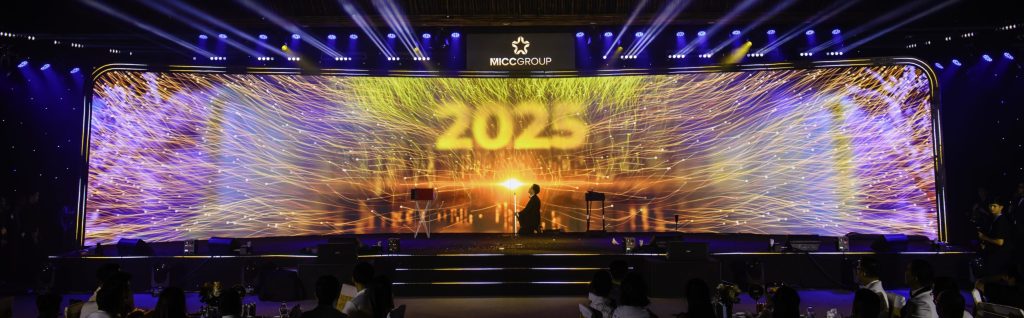 Ảo thuật gia Nhã KT biểu diễn ảo thuật tương tác LED sự kiện MICC GROUP