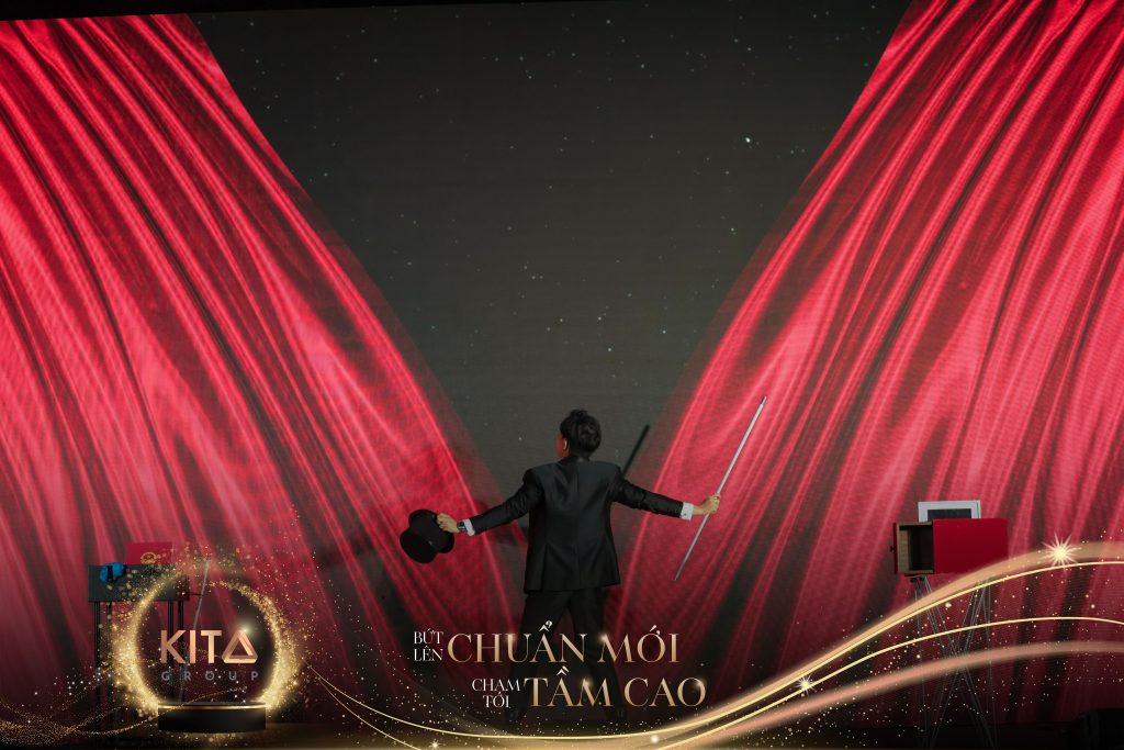 Ảo thuật gia Nhã KT biểu diễn ảo thuật tương tác LED cho sự kiện Year End Party của Kita Group