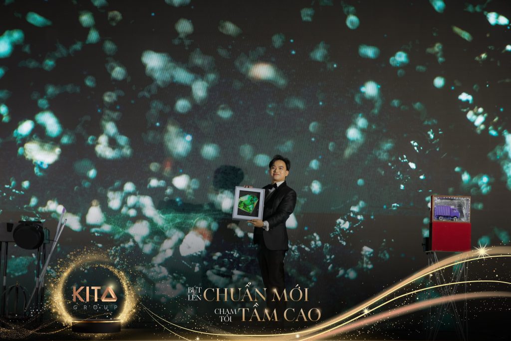 Ảo thuật gia Nhã KT biểu diễn ảo thuật tương tác LED cho sự kiện Year End Party của Kita Group