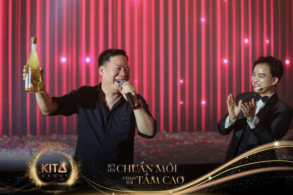 Ảo thuật gia Nhã KT biểu diễn ảo thuật tương tác LED cho sự kiện Year End Party của Kita Group