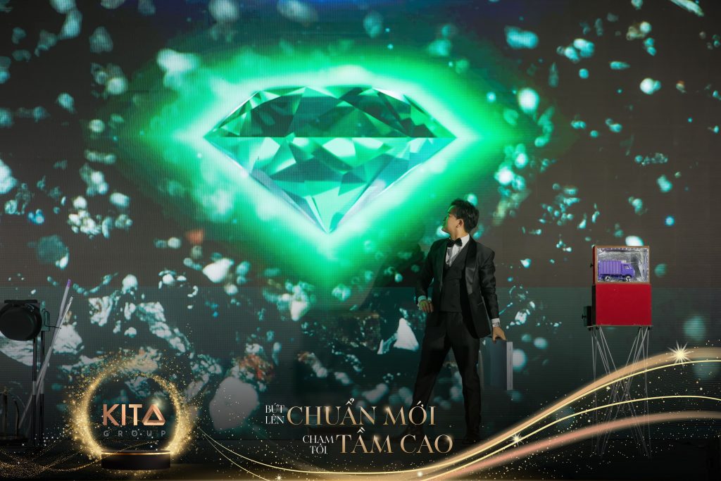 Ảo thuật gia Nhã KT biểu diễn ảo thuật tương tác LED cho sự kiện Year End Party của Kita Group