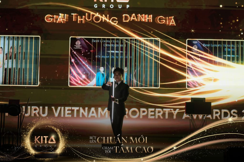 Ảo thuật gia Nhã KT biểu diễn ảo thuật tương tác LED cho sự kiện Year End Party của Kita Group