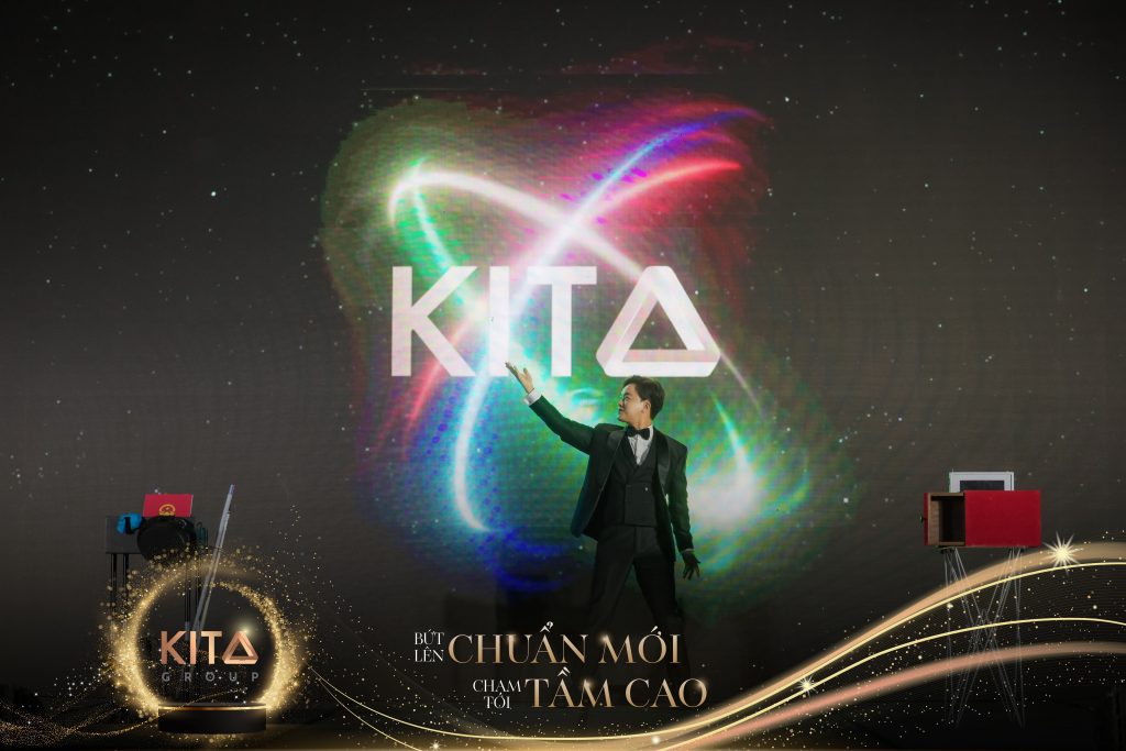 Ảo thuật gia Nhã KT biểu diễn ảo thuật tương tác LED cho sự kiện Year End Party của Kita Group