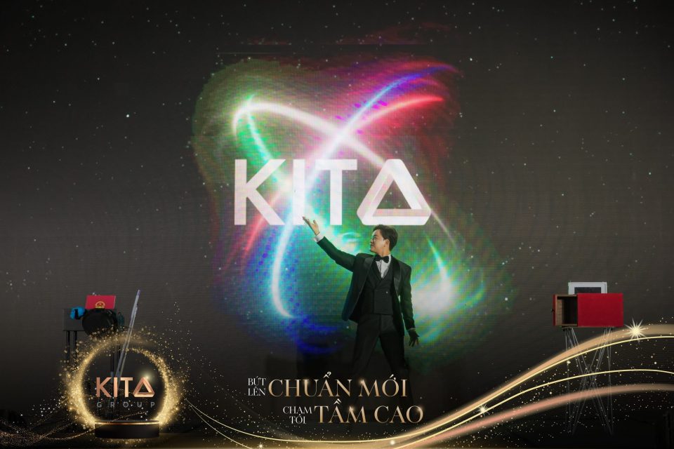 Ảo thuật gia Nhã KT biểu diễn ảo thuật tương tác LED cho sự kiện Year End Party của Kita Group