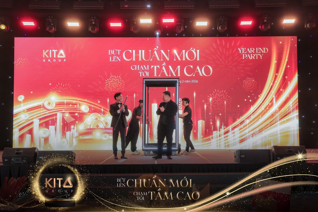 Ảo thuật gia Nhã KT biểu diễn ảo thuật tương tác LED cho sự kiện Year End Party của Kita Group
