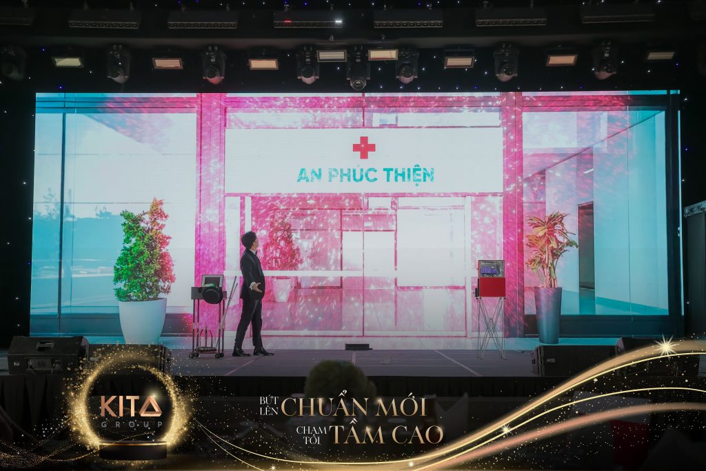Ảo thuật gia Nhã KT biểu diễn ảo thuật tương tác LED cho sự kiện Year End Party của Kita Group