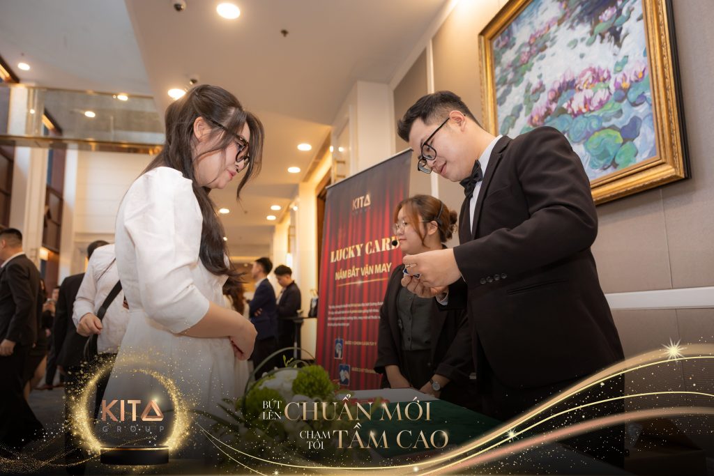 Ảo thuật gia biểu diễn cận cảnh khu vực check in sự kiện