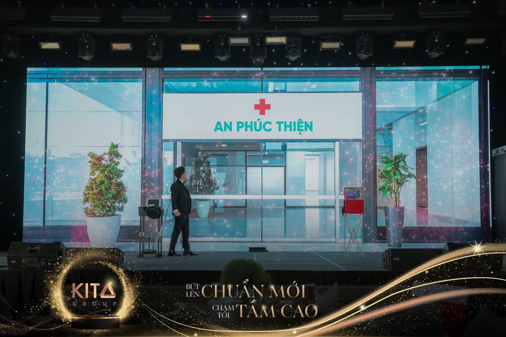 Ảo thuật gia Nhã KT biểu diễn ảo thuật tương tác LED cho sự kiện Year End Party của Kita Group