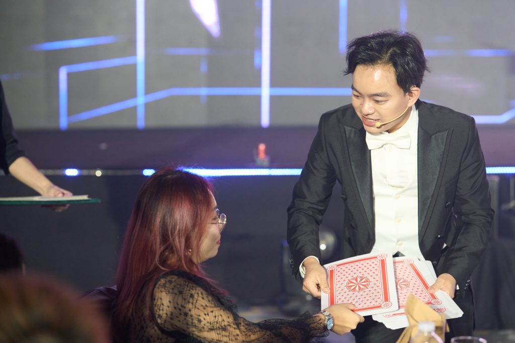 Ảo thuật gia Nhã KT tương tác giao lưu ảo thuật tại bàn VIP trong key moment vinh danh của Suntory PepsiCo