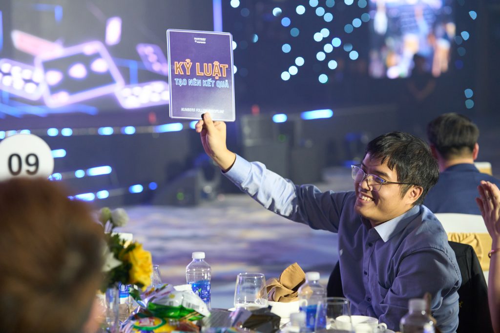 Ảo thuật gia Nhã KT tương tác giao lưu ảo thuật tại bàn VIP trong key moment vinh danh của Suntory PepsiCo
