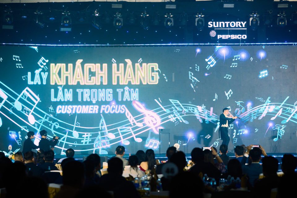 Ảo thuật gia Nhã KT biểu diễn ảo thuật tương tác LED trong key moment vinh danh Best Location của Suntory Pepsico