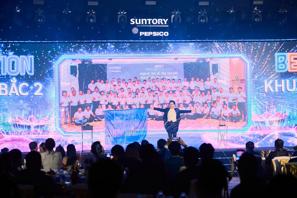 Ảo thuật gia Nhã KT biểu diễn ảo thuật tương tác LED trong key moment vinh danh của Suntory PepsiCo