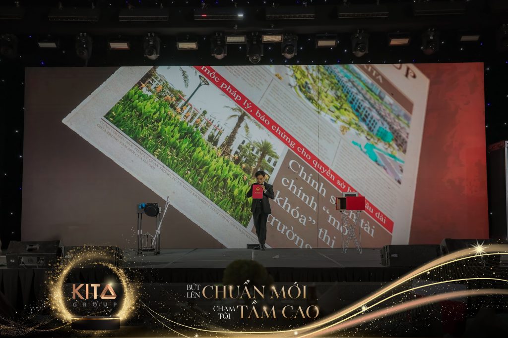 Ảo thuật gia Nhã KT biểu diễn ảo thuật tương tác LED cho sự kiện Year End Party của Kita Group