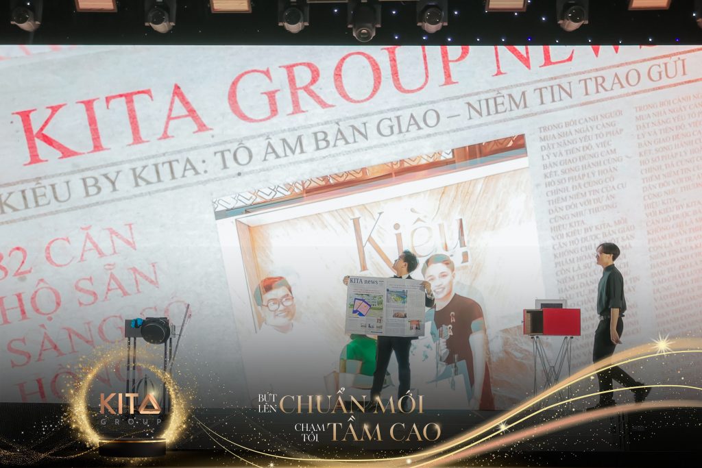 Ảo thuật gia Nhã KT biểu diễn ảo thuật tương tác LED cho sự kiện Year End Party của Kita Group