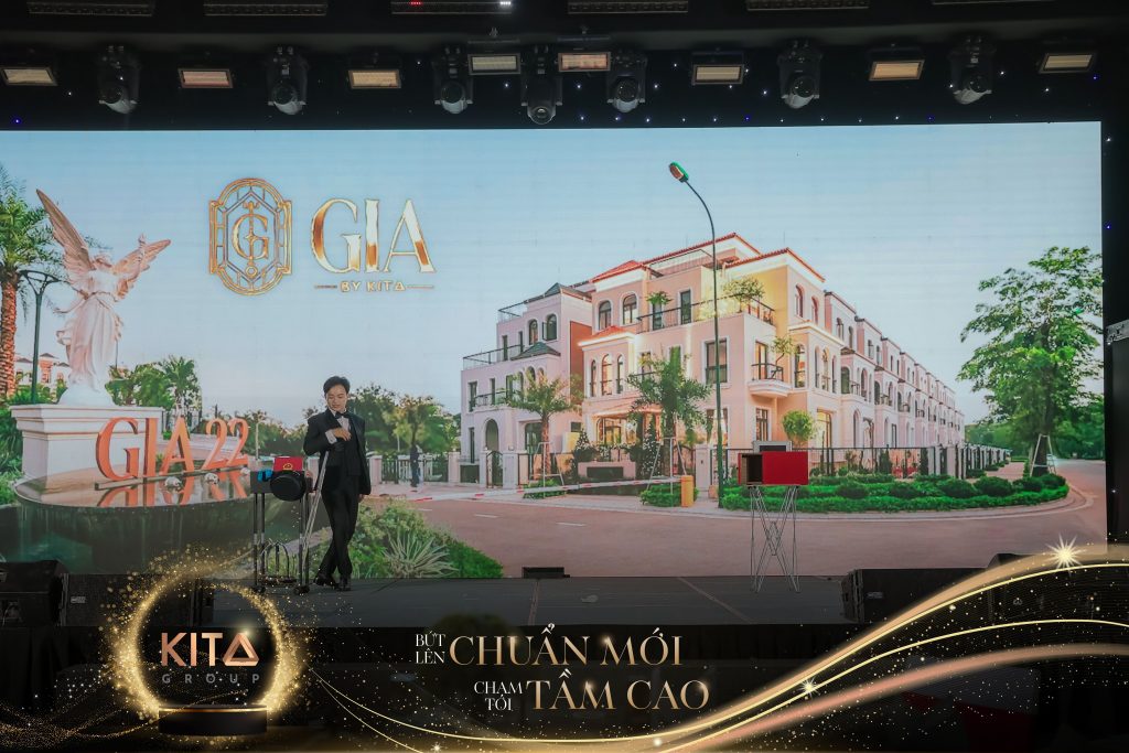 Ảo thuật gia Nhã KT biểu diễn ảo thuật tương tác LED cho sự kiện Year End Party của Kita Group