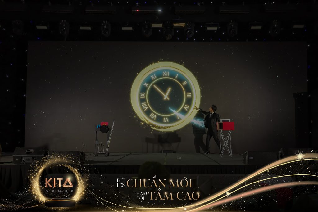 Ảo thuật gia Nhã KT biểu diễn ảo thuật tương tác LED cho sự kiện Year End Party của Kita Group