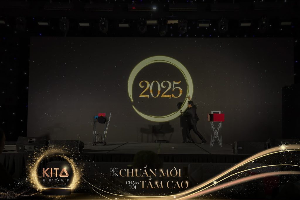 Ảo thuật gia Nhã KT biểu diễn ảo thuật tương tác LED cho sự kiện Year End Party của Kita Group
