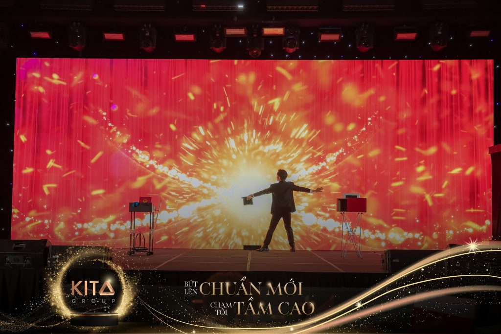Ảo thuật gia Nhã KT biểu diễn ảo thuật tương tác LED cho sự kiện Year End Party của Kita Group