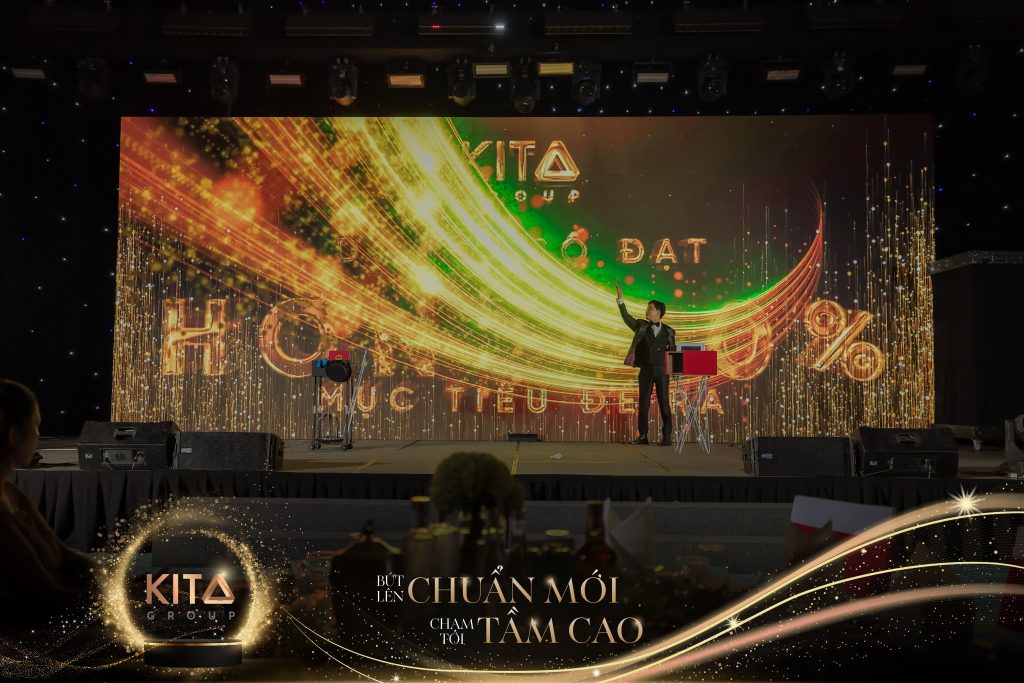 Ảo thuật gia Nhã KT biểu diễn ảo thuật tương tác LED cho sự kiện Year End Party của Kita Group