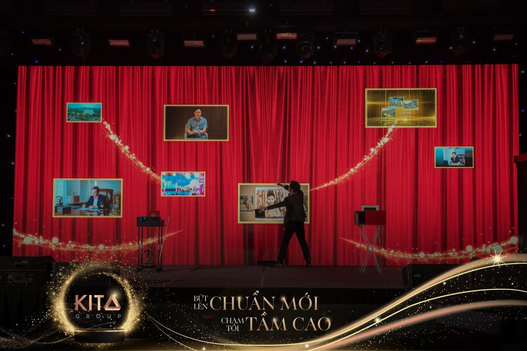 Ảo thuật gia Nhã KT biểu diễn ảo thuật tương tác LED cho sự kiện Year End Party của Kita Group