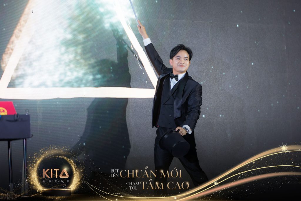 Ảo thuật gia Nhã KT biểu diễn ảo thuật tương tác LED cho sự kiện Year End Party của Kita Group
