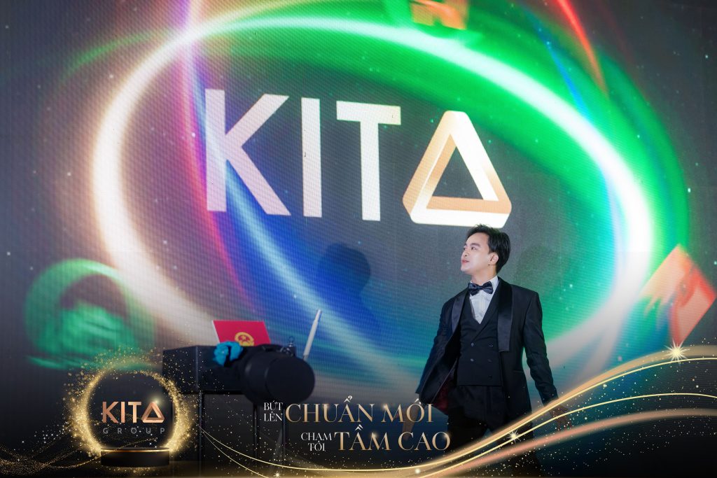 Ảo thuật gia Nhã KT biểu diễn ảo thuật tương tác LED cho sự kiện Year End Party của Kita Group