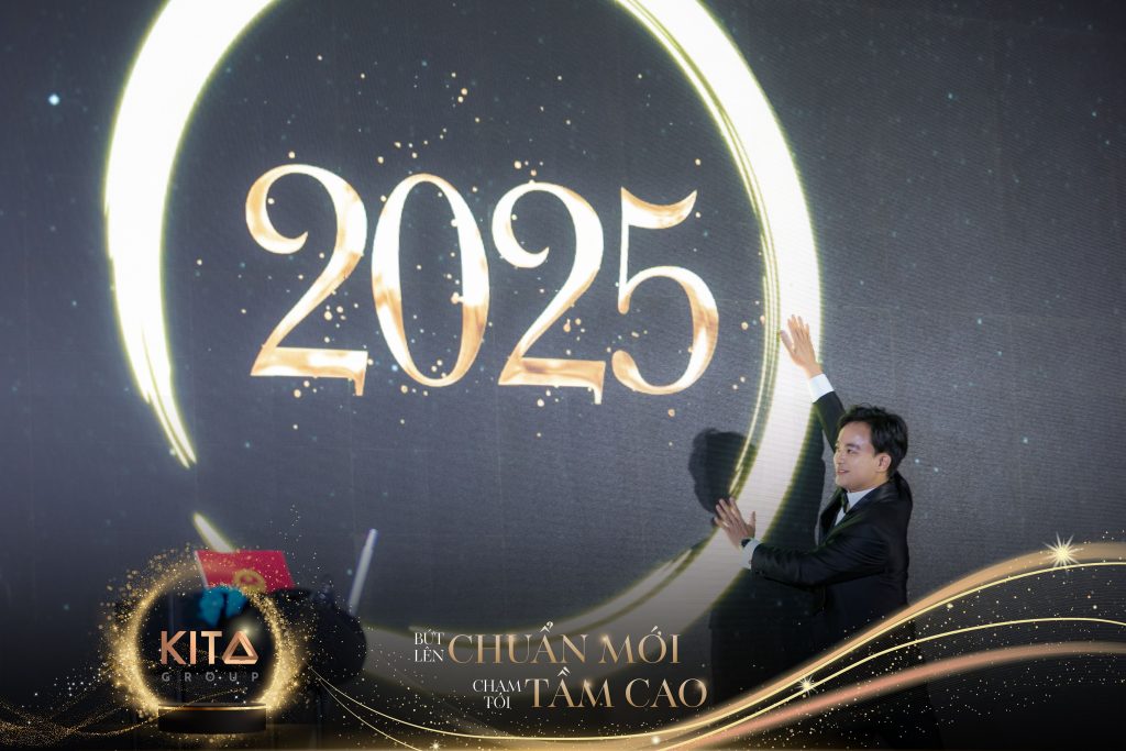 Ảo thuật gia Nhã KT biểu diễn ảo thuật tương tác LED cho sự kiện Year End Party của Kita Group