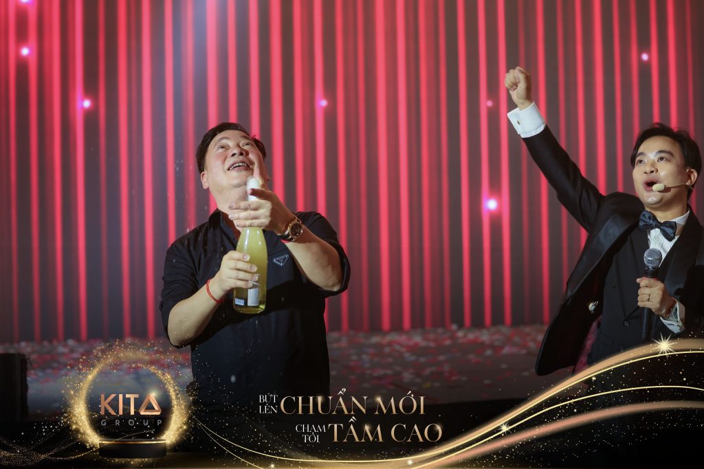 Ảo thuật gia Nhã KT biểu diễn ảo thuật tương tác LED cho sự kiện Year End Party của Kita Group