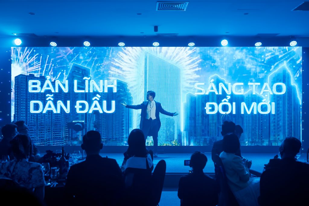 Ảo thuật gia Nhã KT biểu diễn ảo thuật mở màn sự kiện cho công ty Bất động sản INDOCHINE