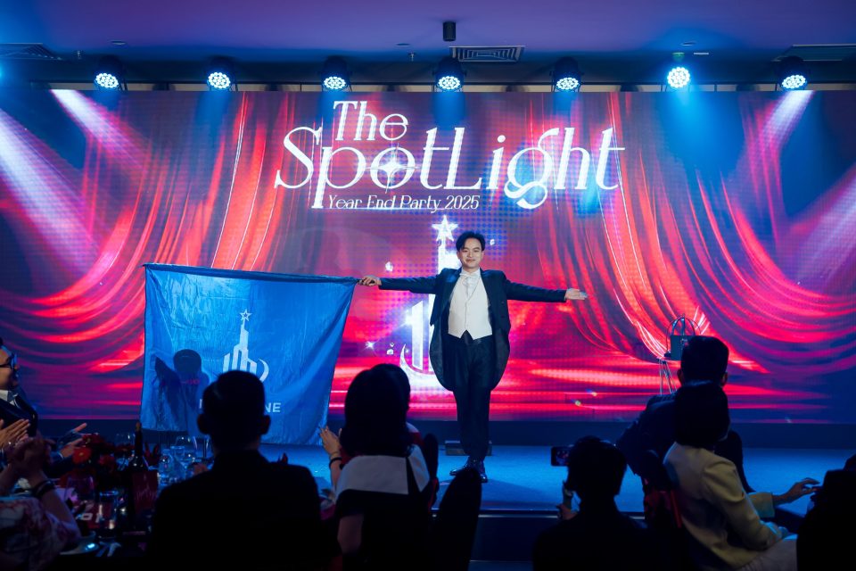 Ảo thuật gia Nhã KT biểu diễn ảo thuật mở màn sự kiện cho công ty Bất động sản INDOCHINE