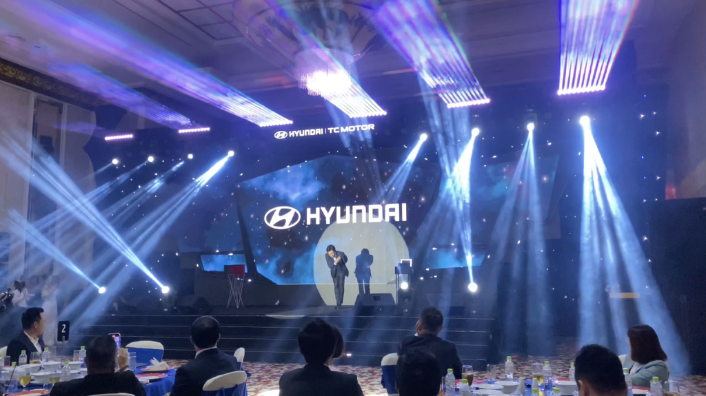 Ảo thuật gia Nhã KT biểu diễn ảo thuật tương tác LED trong sự kiện của HYUNDAI