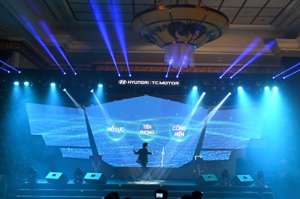 Ảo thuật gia Nhã KT biểu diễn ảo thuật tương tác LED trong sự kiện của HYUNDAI