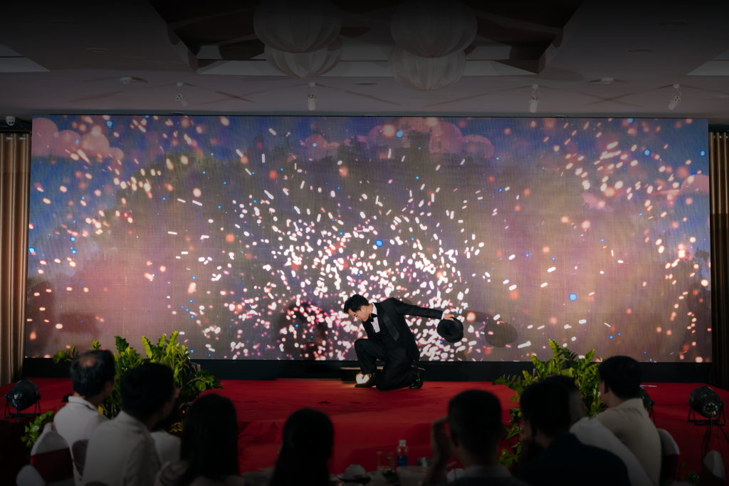 Ảo thuật gia Nhã KT biểu diễn ảo thuật tương tác LED cho sự kiện của Viettel Media