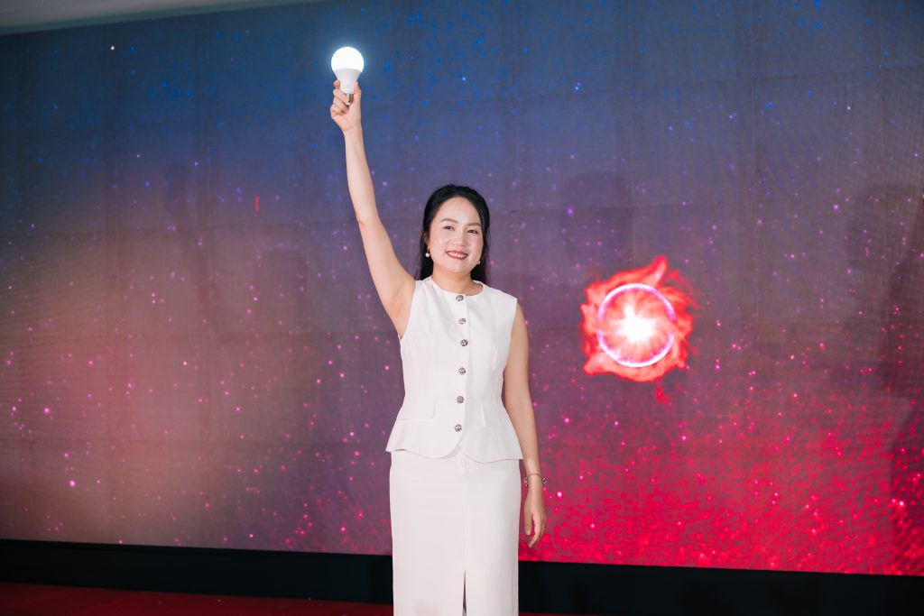 Giám đốc Viettel Media trong nghi thức chuyển giao