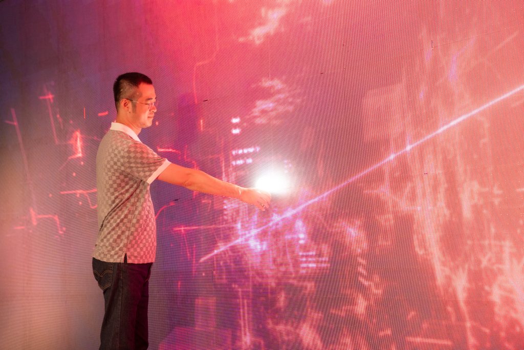 Giám đốc Viettel Media trong nghi thức chuyển giao