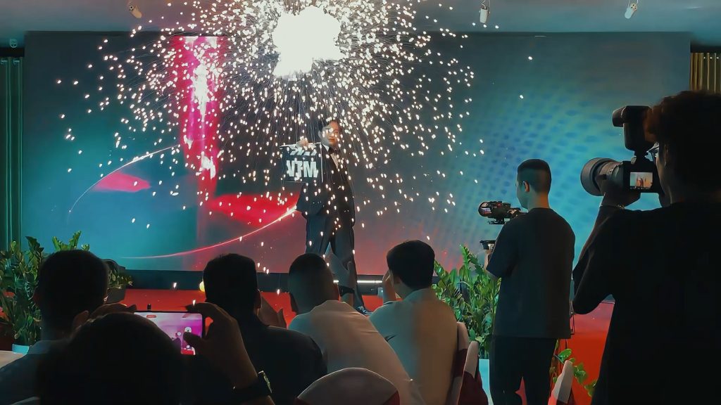 Ảo thuật gia Nhã KT biểu diễn ảo thuật tương tác LED cho sự kiện của Viettel Media