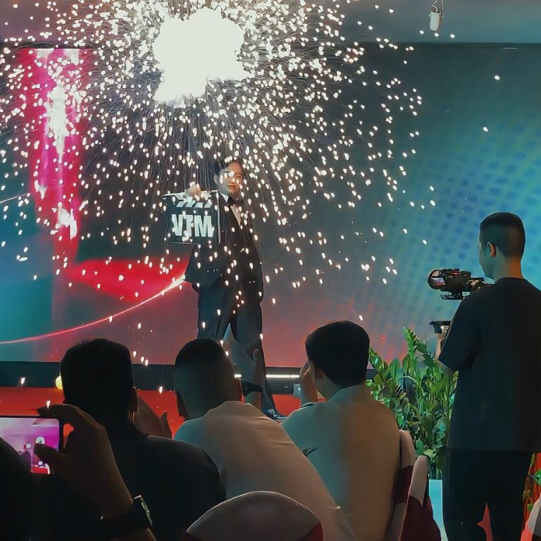 Ảo thuật gia Nhã KT biểu diễn ảo thuật tương tác LED cho sự kiện của Viettel Media