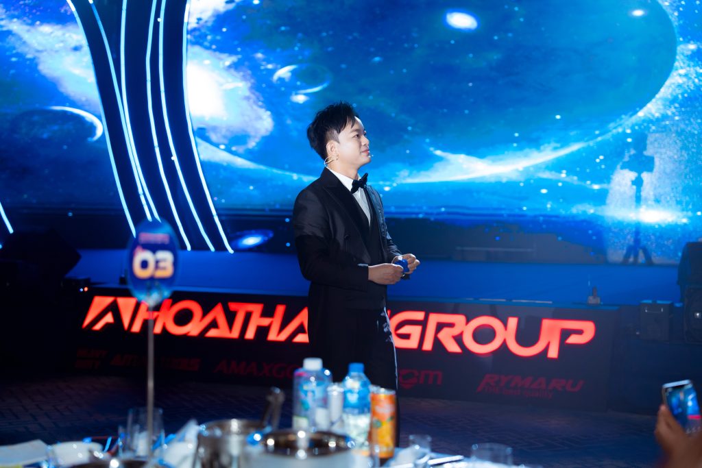 ATG Nhã KT Wowmagic biểu diễn ảo thuật tương tác màn hình LED cho sự kiện của Hòa Thắng Group