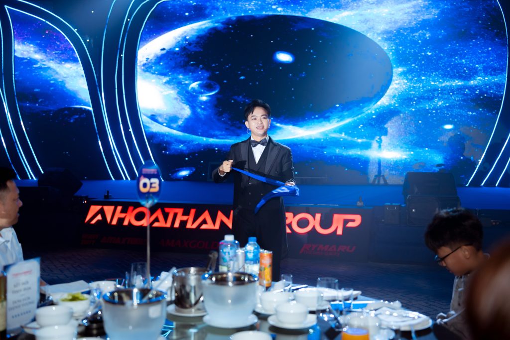 ATG Nhã KT Wowmagic biểu diễn ảo thuật tương tác màn hình LED cho sự kiện của Hòa Thắng Group